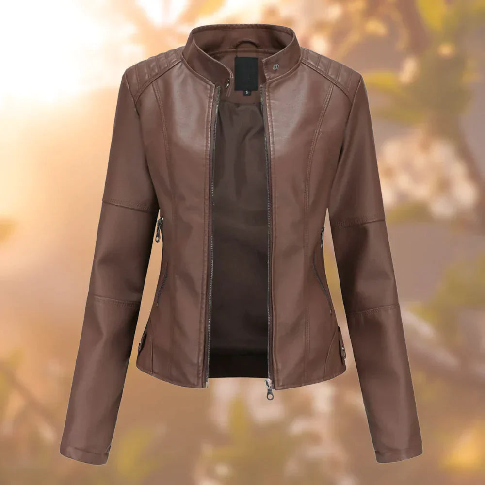 Elegante dames tussenjas met hoge col, modieus design en subtiele metalen details. Perfect voor lente/herfst.