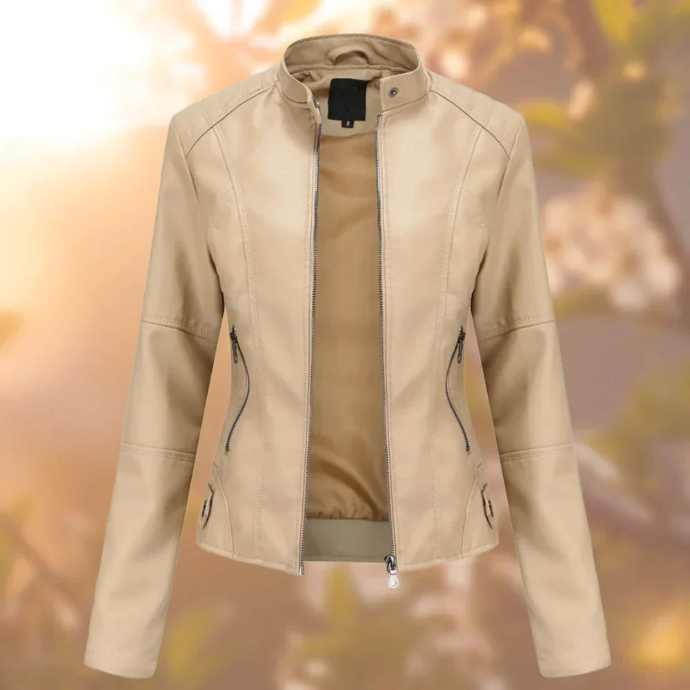 Trendy damesjas met hoge col en verfijnde metalen accenten, ideaal als lente- of herfstjas voor damesmode.