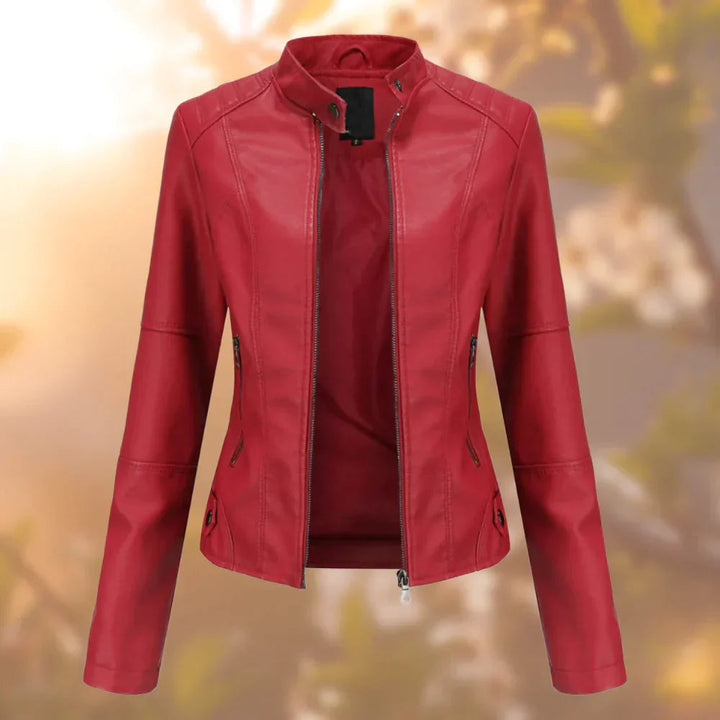 Stijlvolle dames tussenjas met hoge opstaande col en glanzende metalen details. Comfortabel en gekleed.