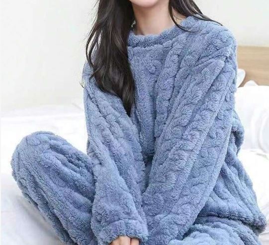 Detailfoto van de zachte, warme stof van de dames loungewear set, ideaal voor een comfortabel huispak.