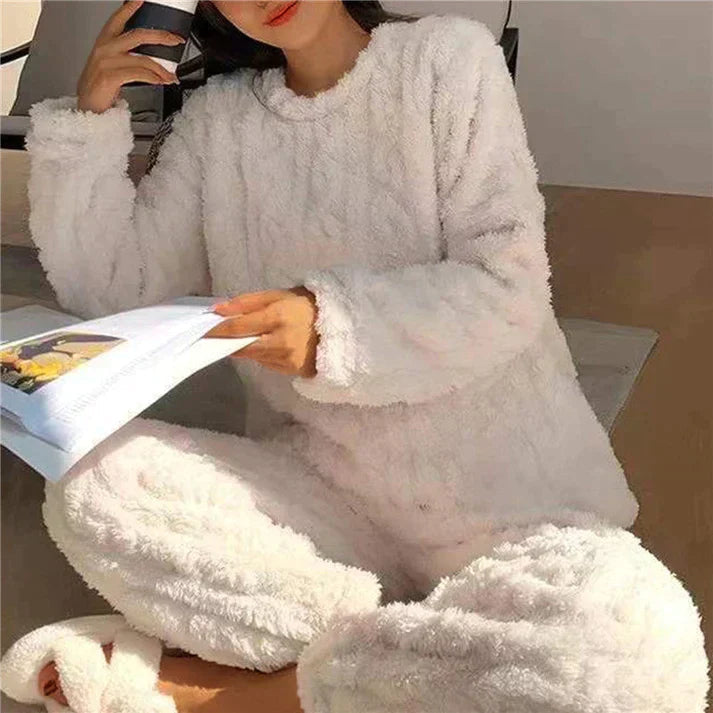 Nette gevouwen dames loungewear set, een zacht en warm tweedelig huispak klaar voor comfort thuis.