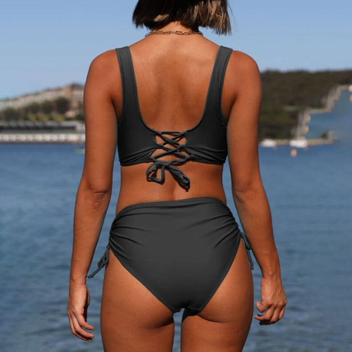 Trendy dames bikini set in levendige kleur, perfect voor de zomer; moderne strandmode die comfort en stijl combineert.