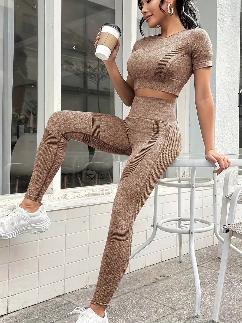 Sportieve lounge tweedelige set voor dames, met croptop en slim fit legging.