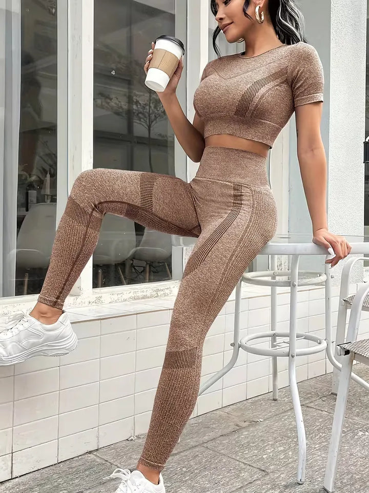 Sportieve lounge tweedelige set voor dames, met croptop en slim fit legging.