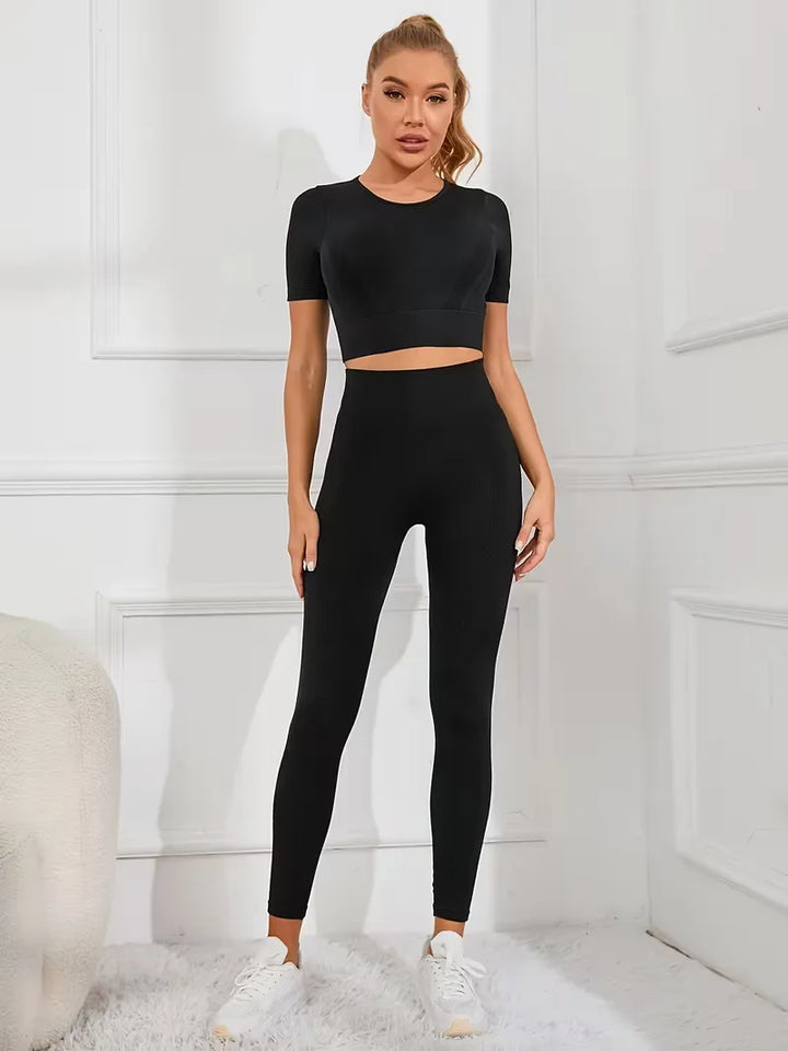 Sportieve tweedelige set dames, met ademende croptop en flexibele legging voor training.