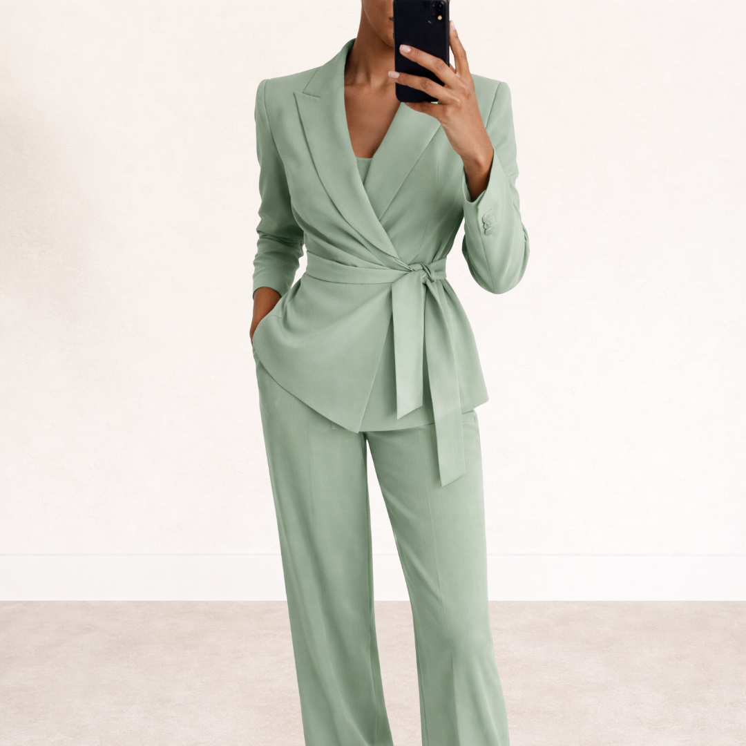 Dames tweedelige set met strikceintuur en brede pantalon in elegant beige. Modern en comfortabel.