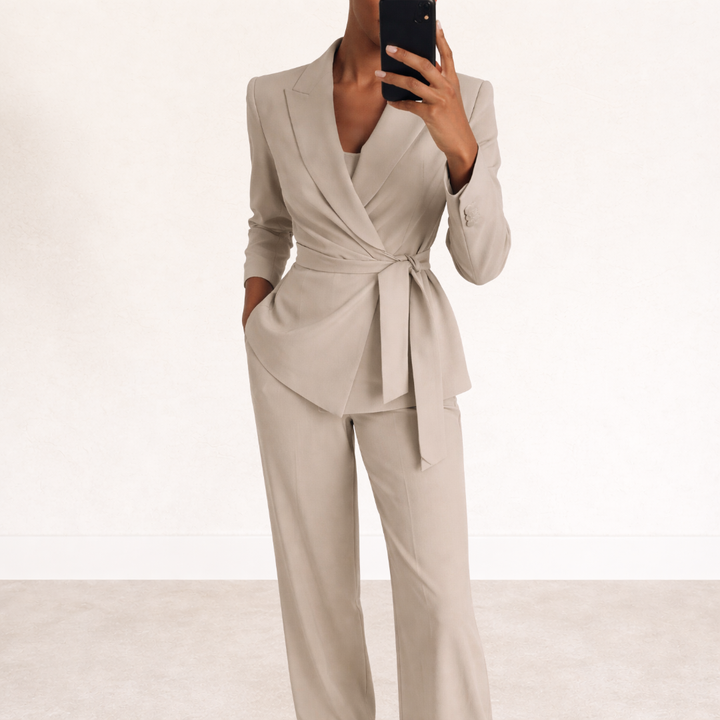 Stijlvolle dames co-ord set met chique strikceintuur en wijde broek. Perfect voor zakelijk en casual.