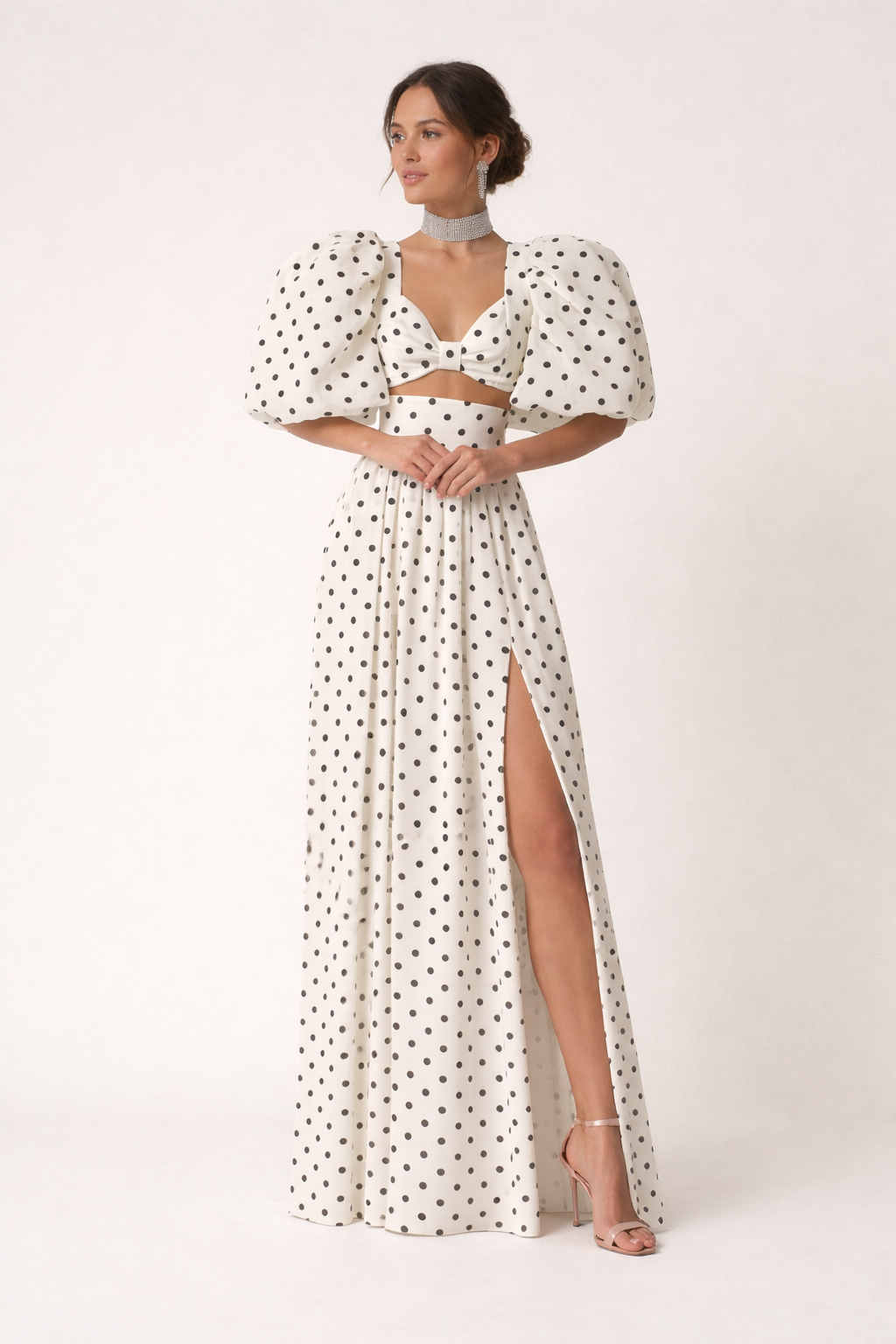 Dames tweedelige topset met pofmouwen en elegante maxirok met bolletjesprint, perfect voor zomerse feestjes.