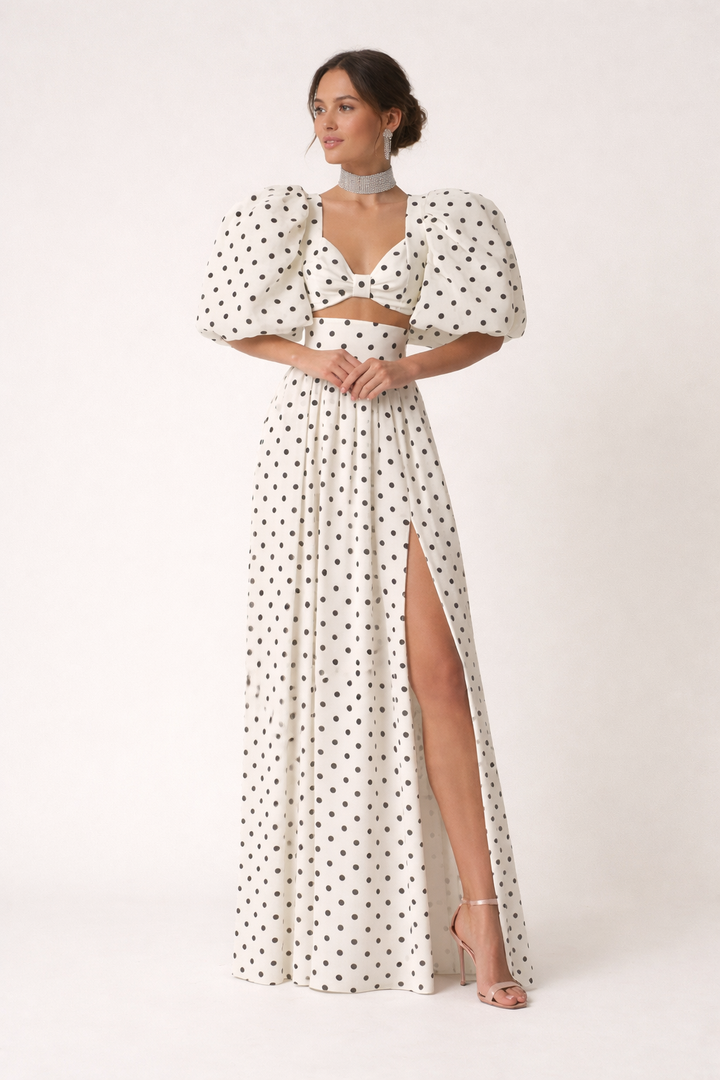 Dames tweedelige topset met pofmouwen en elegante maxirok met bolletjesprint, perfect voor zomerse feestjes.