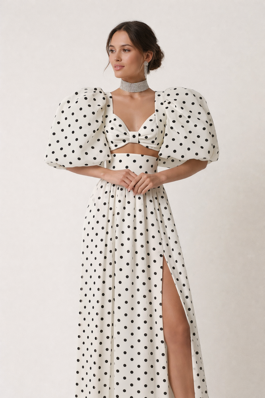 Stijlvolle dames maxirok met vrolijke bolletjesprint, ideaal voor zomer en feestkleding, tweedelig met top.