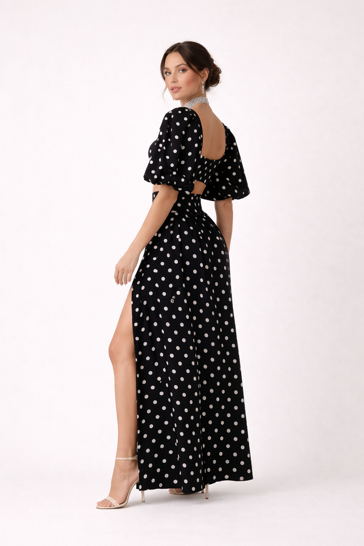 Dames topset: charmante top met pofmouwen en bijpassende maxirok met speelse bolletjesprint voor zomerse dagen.