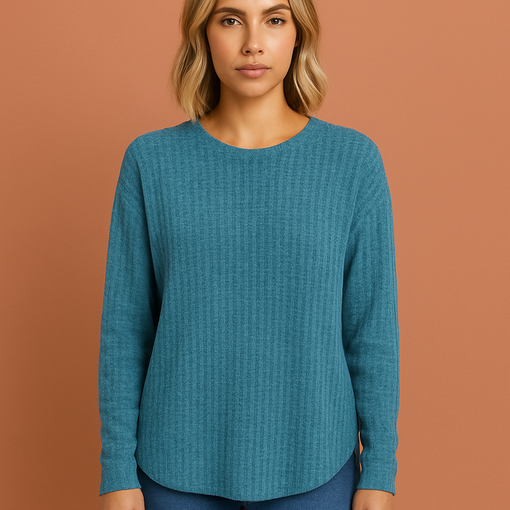 Elegante dames sweater met moderne pasvorm, een veelzijdige toevoeging aan elke stijlvolle garderobe.