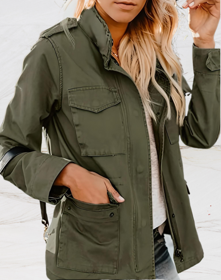 Stijlvol damesjack met ontspannen pasvorm en functionele zakken, perfect voor een casual utilitylook.