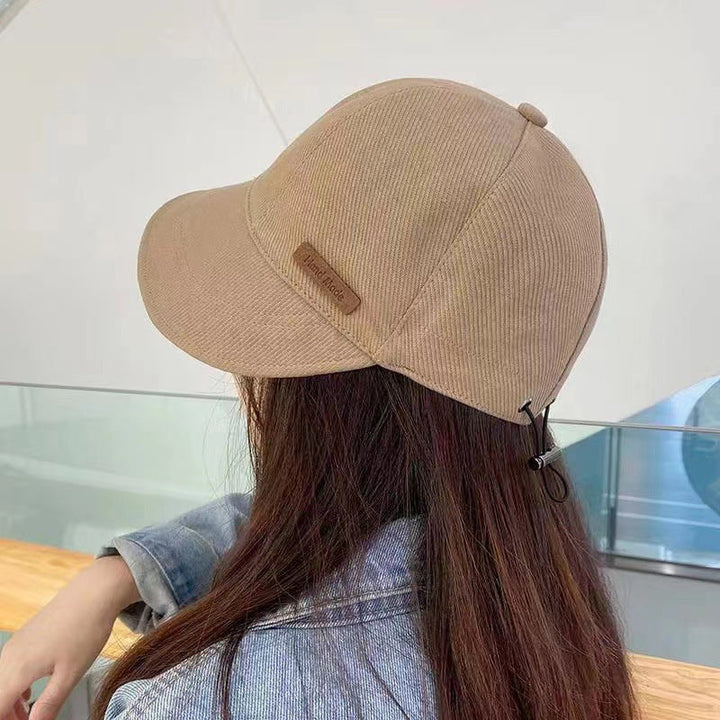 Chique dames zomeraccessoire: UV-beschermingshoed met brede rand. Beschermt stijlvol tegen de zon.