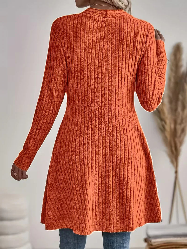Modieuze dames V-hals cardigan met lange mouwen, comfortabel en gebreid met stijlvol ribbelpatroon.