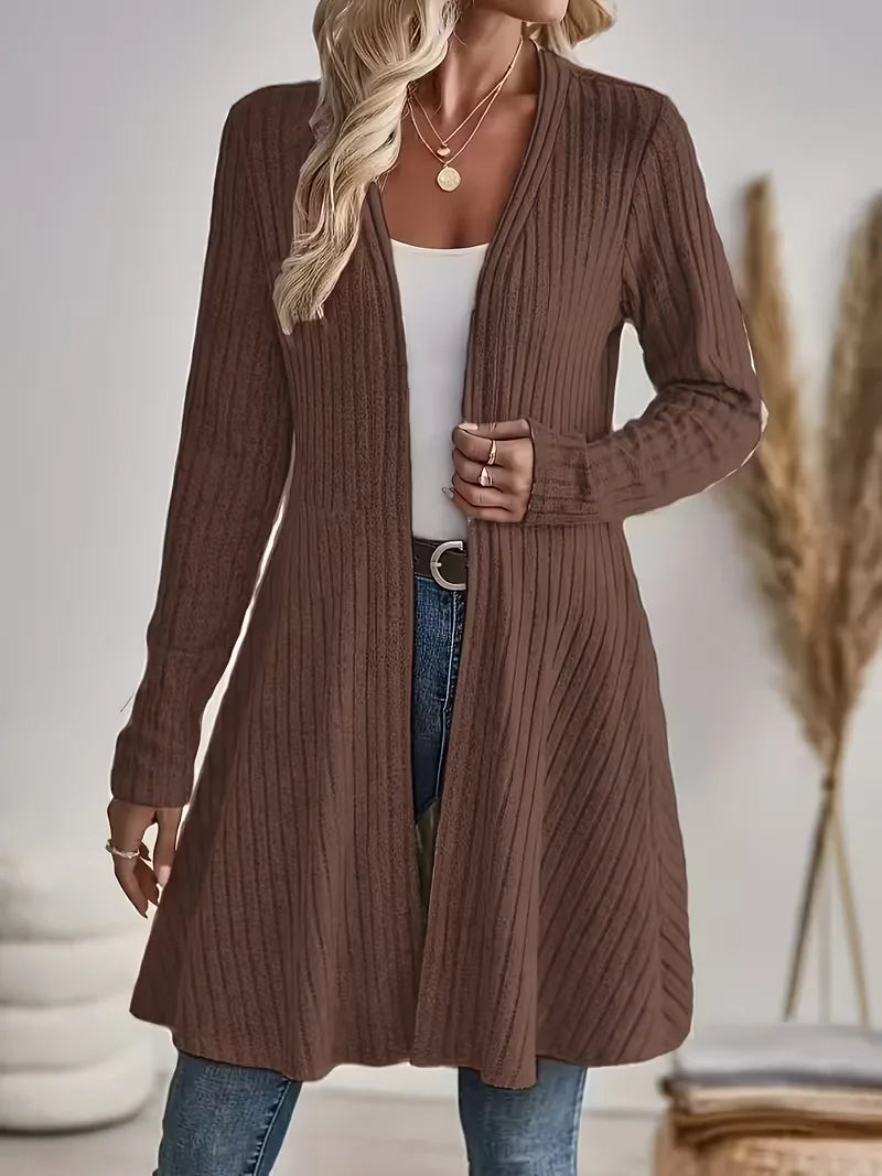 Dames V-hals vest met lange mouwen, dichtgeknoopt voor een nette uitstraling, met subtiele ribstructuur.