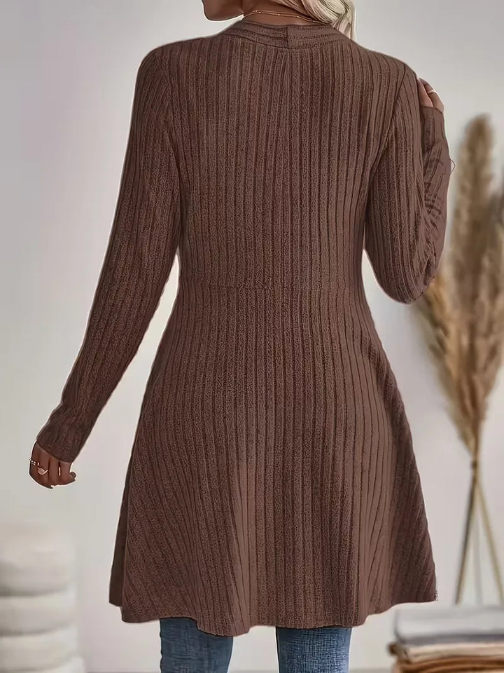 Detail van de V-hals en fijne ribstructuur van de comfortabele, veelzijdige dames cardigan.
