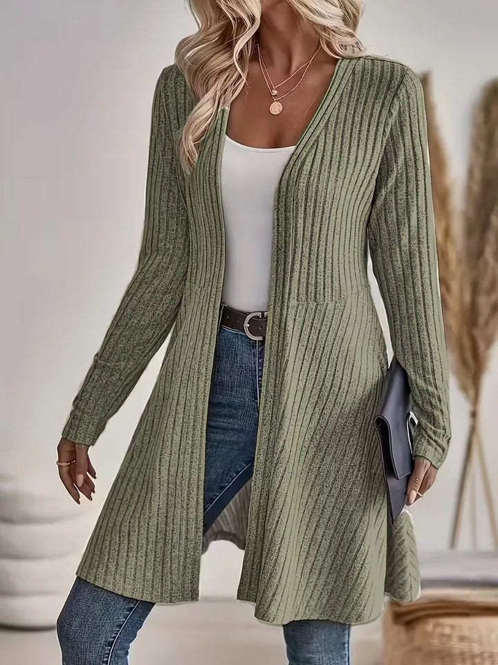 Volledige weergave van de dames V-hals cardigan met lange mouwen en ribstructuur, perfecte pasvorm.