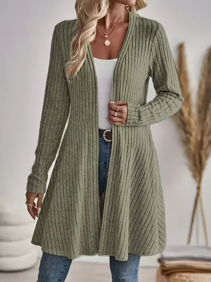 Gebreid dames V-hals vest met ribstructuur, perfect over een blouse of T-shirt voor extra comfort.
