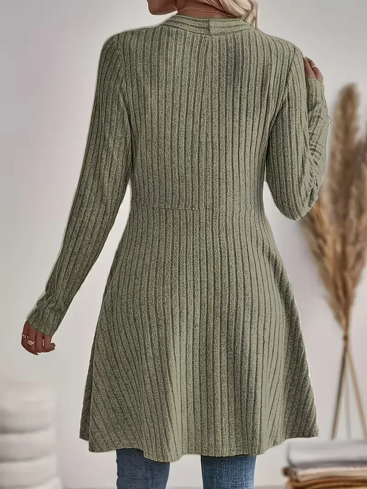 Tijdloze, neutrale dames V-hals cardigan met ribstructuur, een veelzijdig kledingstuk voor haar garderobe.