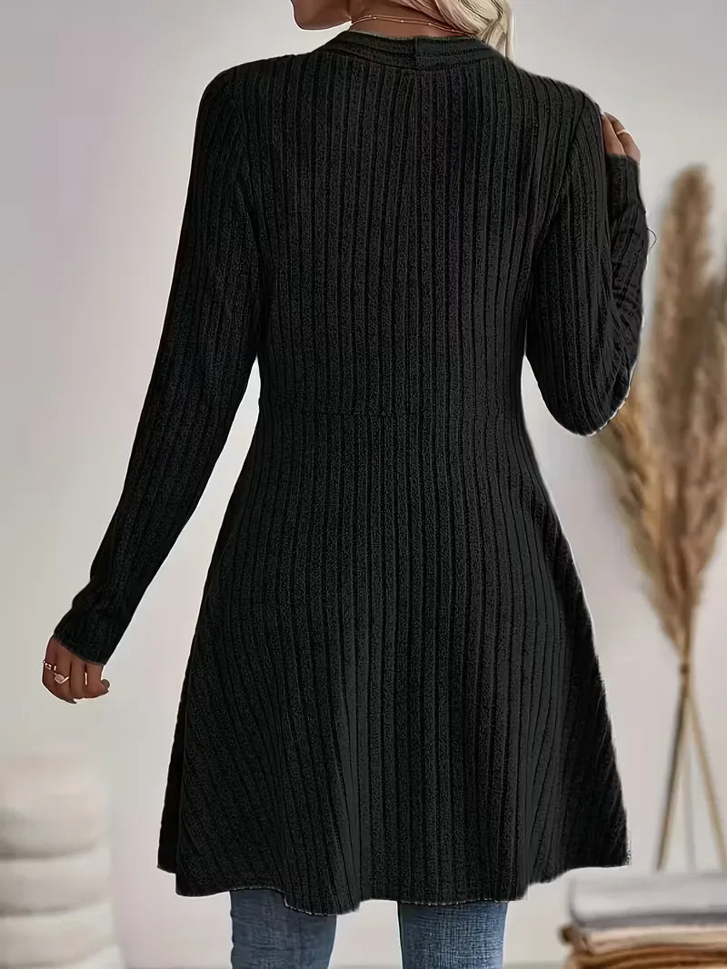 Stijlvolle dames cardigan met diepe V-hals en fijne ribstructuur, perfect voor een smart casual look.