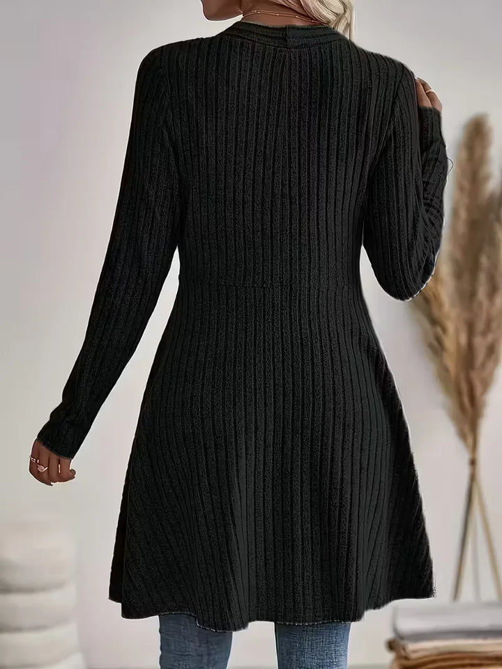 Stijlvolle dames cardigan met diepe V-hals en fijne ribstructuur, perfect voor een smart casual look.