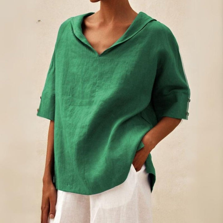 Dames V-hals overhemd met relaxte pasvorm, ideaal voor casual lente- en zomerdagen. Comfortabel en stijlvol.