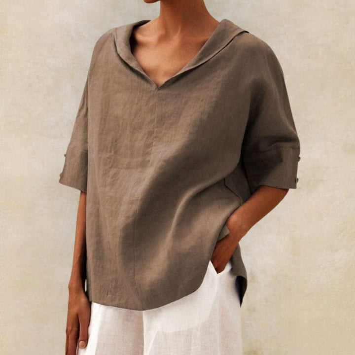 Dames V-hals overhemd als stijlvolle zomer top. Dit comfortabele basisstuk is ideaal voor een relaxte dagelijkse look.
