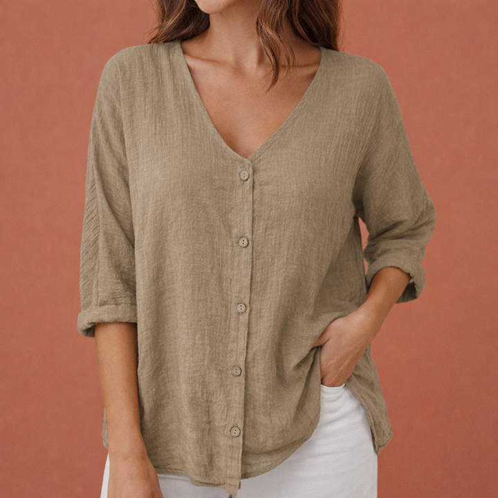 Dames V-hals T-shirt met driekwart mouwen en elegante knoopsluiting; perfect voor lente en zomer.