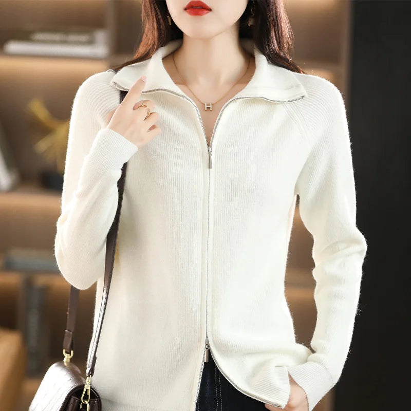 Elegant dames vest met dubbele rits en lange mouwen, combineert comfort met stijl.