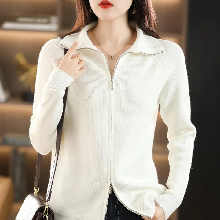 Elegant dames vest met dubbele rits en lange mouwen, combineert comfort met stijl.