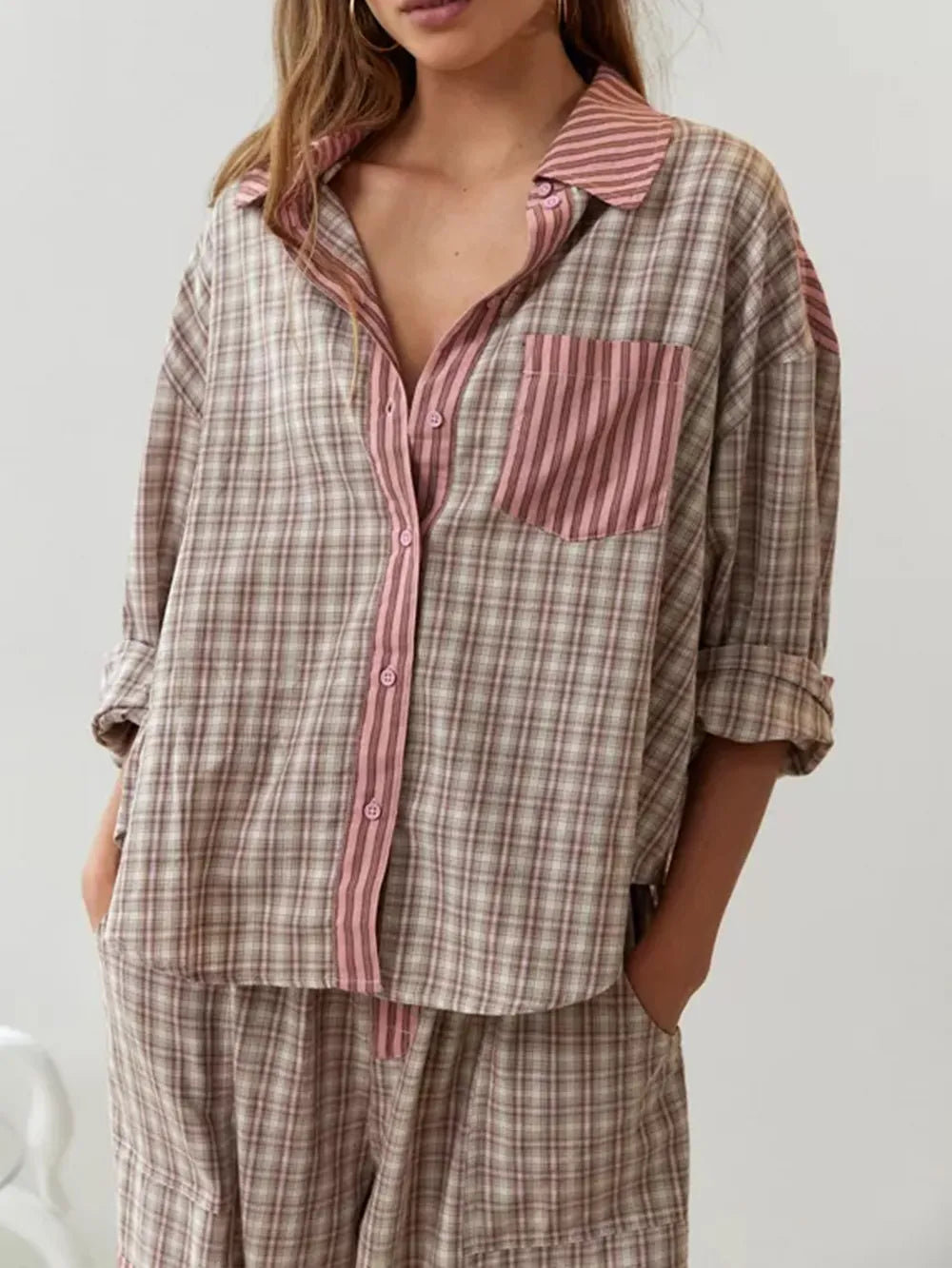 Vrouw draagt een stijlvolle en warme fleece pyjamaset, ideaal voor koude winteravonden thuis.