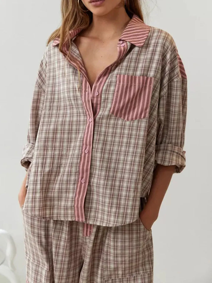 Vrouw draagt een stijlvolle en warme fleece pyjamaset, ideaal voor koude winteravonden thuis.