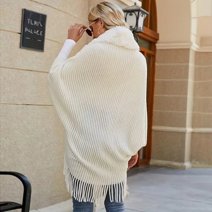 Opgevouwen warme gebreide dames wintersjaal met luxe faux fur, klaar voor de kou.