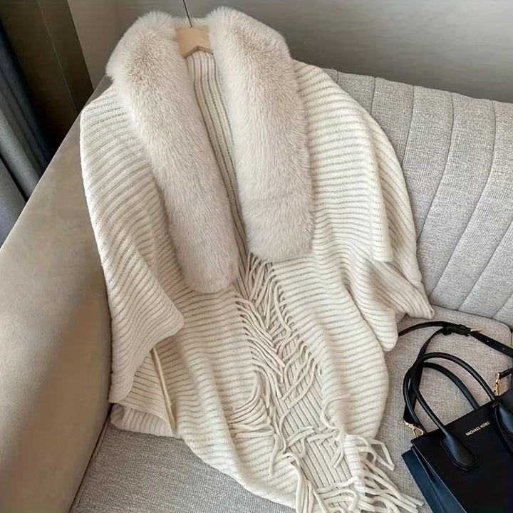 Luxe faux fur detail van de warme gebreide dames sjaal, mode accessoire voor winter.