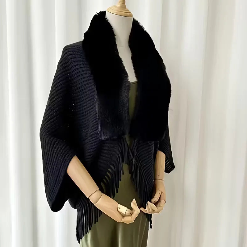 Zijkant weergave van de warme gebreide dames winter sjaal met zachte faux fur rand.
