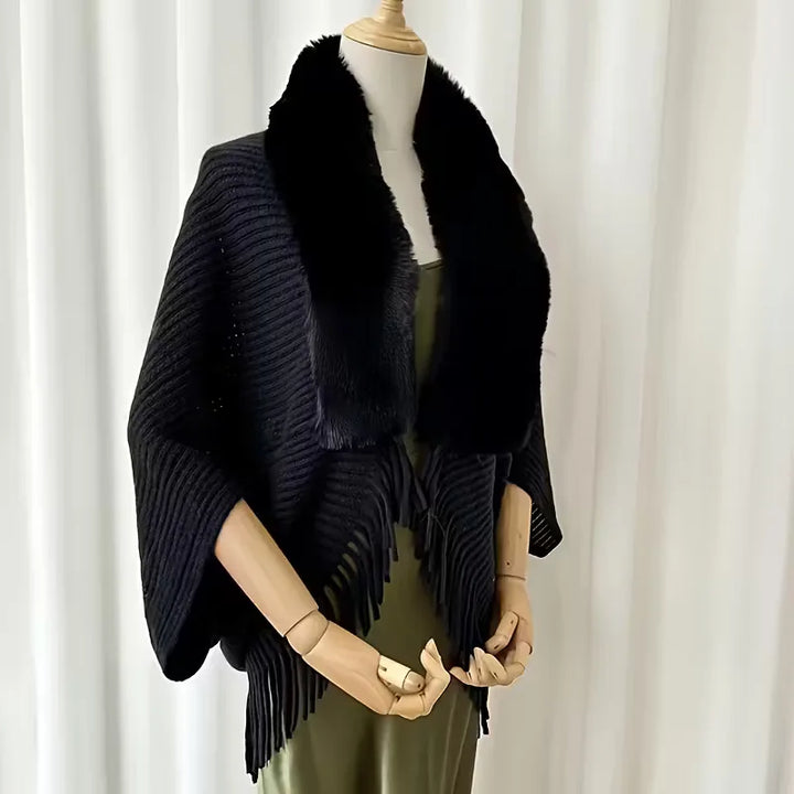 Zijkant weergave van de warme gebreide dames winter sjaal met zachte faux fur rand.
