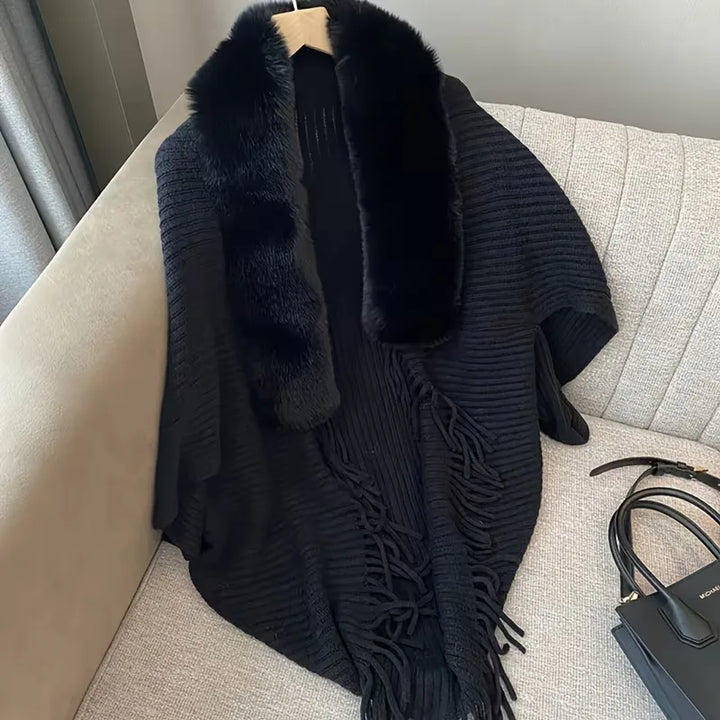 Comfortabele en warme gebreide dames sjaal met zachte faux fur, ideaal tegen de kou in de winter.