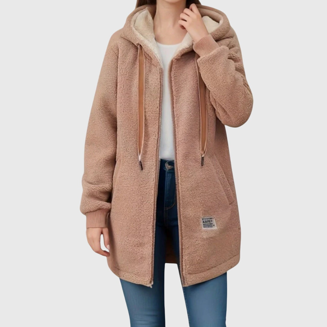 Lange dames winterjas met capuchon en stevige rits, vooraanzicht. Warme, comfortabele casual jas.