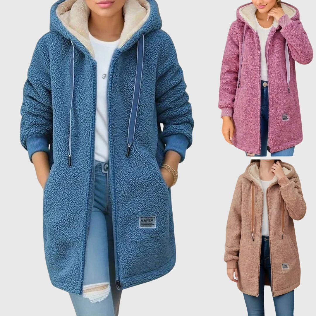 Stijlvolle dames lange jas met capuchon en rits voor herfst en winter. Warme casual damesmode voor buiten.