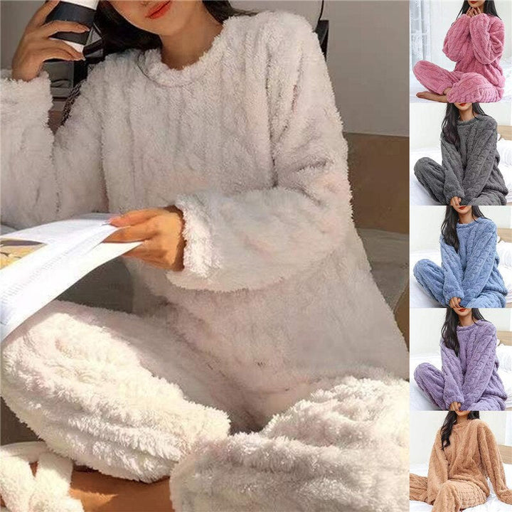 Dames warme pluche pyjamaset voor comfortabele winteravonden, zachte nachtkleding.