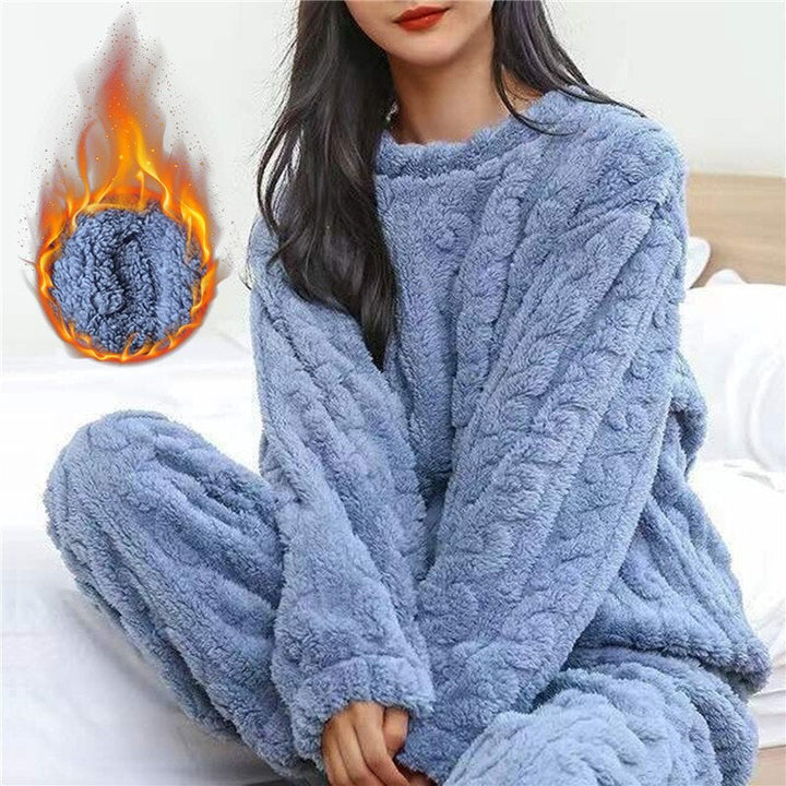 Gezellige dames pyjama van pluche, ideaal als huispak en relaxkleding, een maat.