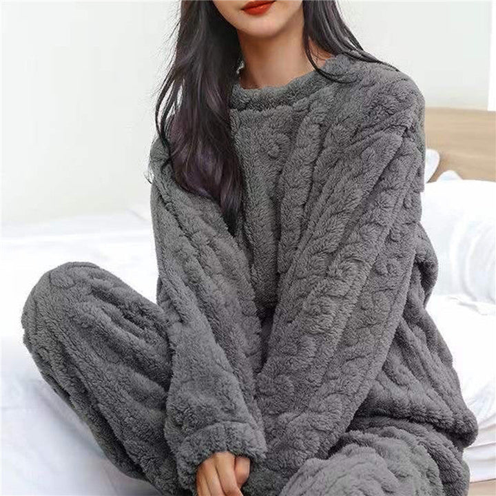 Zachte en warme dames pyjamaset van pluche, perfecte nachtkleding voor de winter.