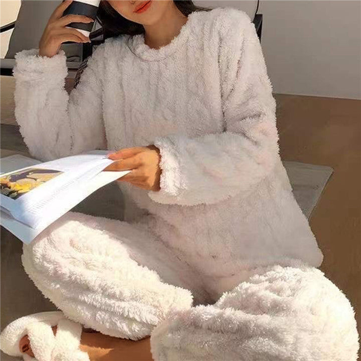 Comfortabele pluche pyjama voor dames, complete set, ideaal voor koude avonden thuis.