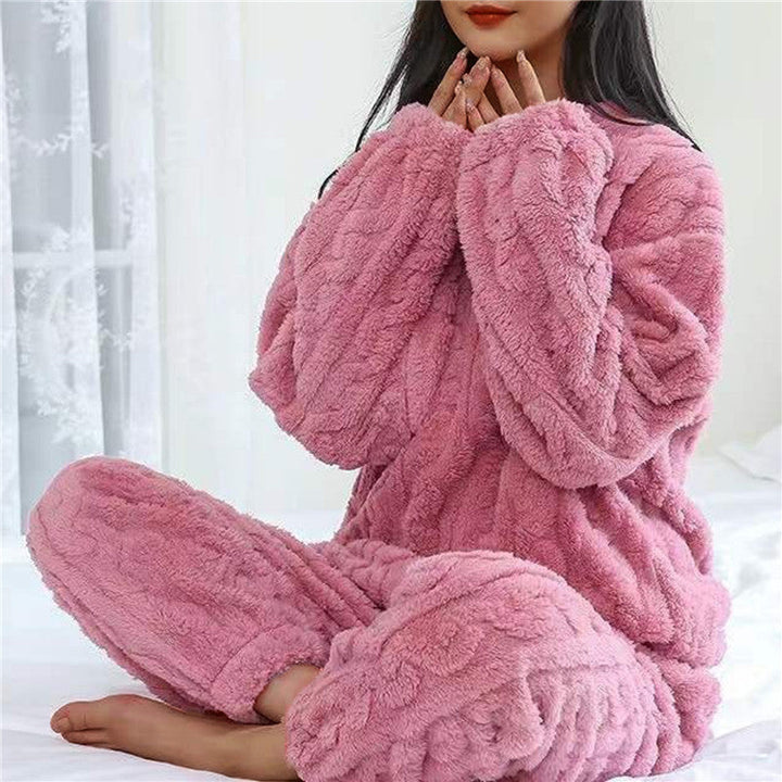 Winterse dames nachtkleding: warme pluche pyjamaset, zacht en knus, een maat past.