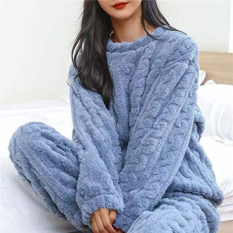 Zachte pluche dames pyjama, heerlijk als relaxkleding, een warme keuze voor winter.