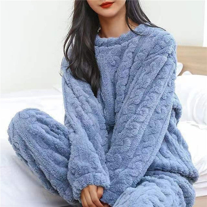 Zachte pluche dames pyjama, heerlijk als relaxkleding, een warme keuze voor winter.
