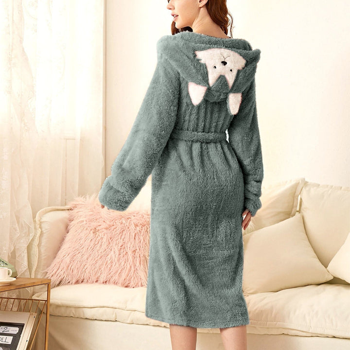 Pluizige dames badjas met zakken en ceintuur, warm en comfortabel voor thuis.
