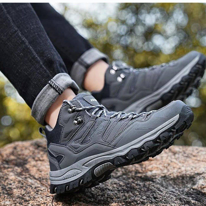 Robuuste waterdichte dames sneakers voor trekking; combineert grip met comfort.