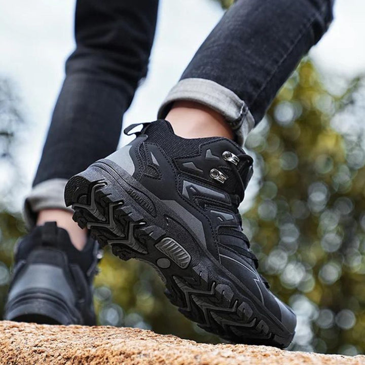 Robuuste dames trekkingschoenen; waterdicht, met perfecte grip en comfort voor actieve dagen.